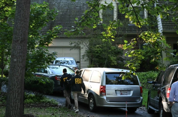 Des agents du FBI à l'extérieur du domicile de John Bolton, ancien conseiller à la sécurité nationale de Donald Trump entre 2018 et 2019, à Bethesda, en banlieue de Washington, le 22 août 2025