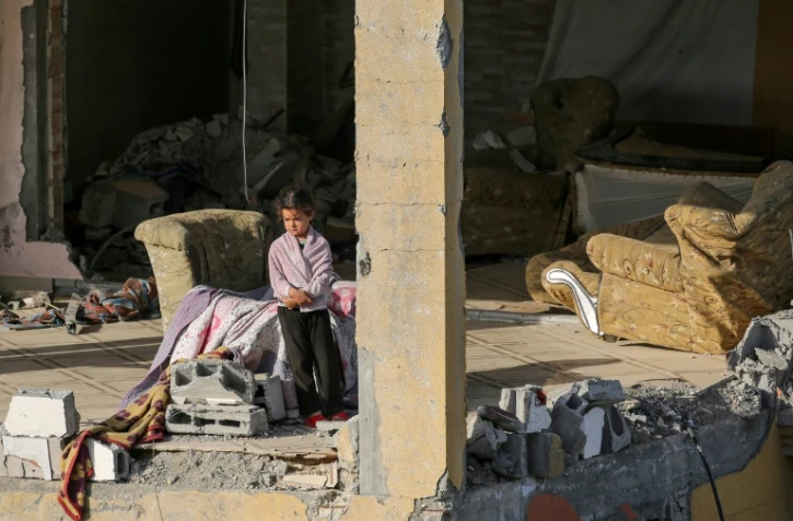 Une fillette dans un immeuble dévasté par les frappes israéliennes, à Bureij, dans le centre de la bande de Gaza, le 1er juin  2025