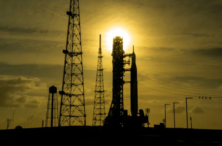 Le lanceur Artémis II et le vaisseau Orion en attente sur le pas de tir du Centre spatial Kennedy, le 31 mars 2026 à Cape Canaveral, en Floride