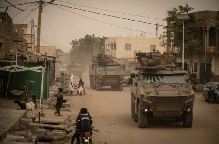 Des soldats de l'opération Barkhane en véhicules blindés patrouillent dans les rues de Tombouctou avant la cérémonie de passation à l'armée malienne, le 14 décembre 2021 au Mali