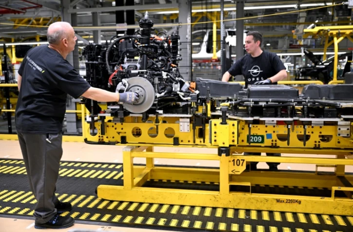 Des employés sur une ligne de production d'Opel, le 8 juin 2024 à Ruesselsheim, dans l'ouest de l'Allemagne