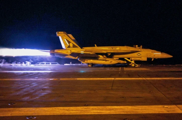 Un avion décolle du porte-avions américain USS Dwight D. Eisenhower en mer Rouge, le 12 janvier 2024