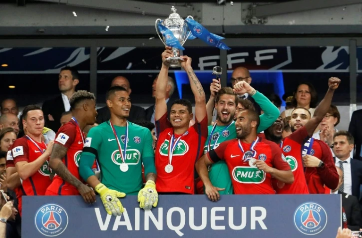 Le défenseur Thiago Silva (c) brandit le trophée après la victoire du PSG en finale de la Coupe de France contre le SCO d'Angers au Stade de France, le 27 mai 2017 