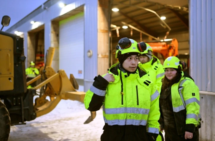 Des étudiants s'entraînent à opérer une excavatrice le 2 février 2026, à l'Ecole des minéraux et du pétrole du Groenland à Sisimiut