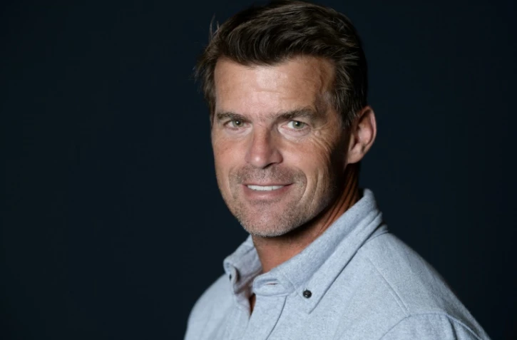 L'ancien perchiste français Jean Galfione, champion olympique à Atlanta (1996) et désormais skipper, lors d'une séance photo, le 22 septembre 2021 à Paris, avant de participer à la Transat Jacques Vabre, dont le départ aura lieu le 7 novembre au Havre