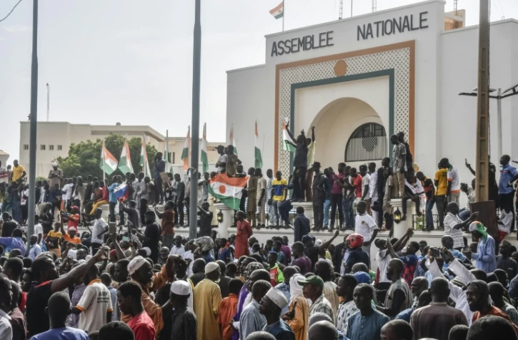 Manifestation de soutien aux putschistes devant l'Assemblée nationale du Niger, à Niamey, le 30 juillet 2023