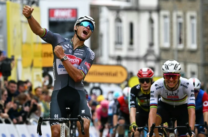 Le Néerlandais Mathieu van der Poel exprime sa joie à l'arrivée de la 2e étape du Tour de France, le 6 juillet 2025 à Boulogne-sur-Mer