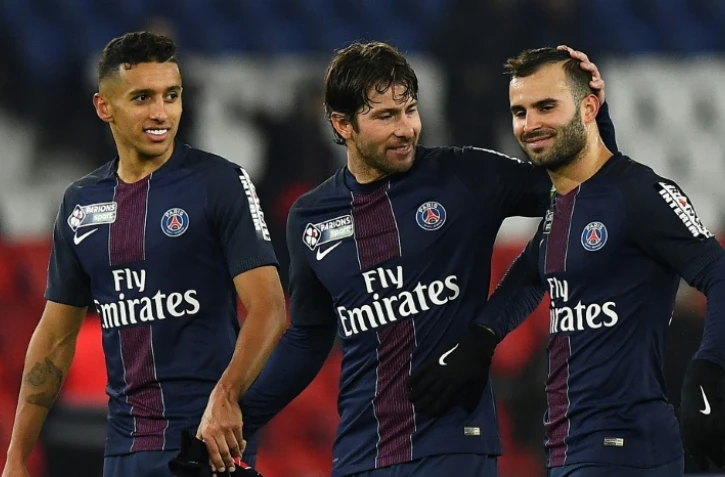 Les joueurs du PSG quittent la pelouse du Parc des Princes en joie après leur victoire face à Lille en Coupe de la Ligue, le 14 décembre 2016