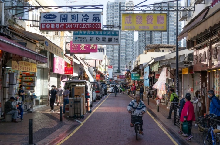 Une rue commerçante de Sheung Shui, le 10 décembre 2021 à Hong Kong
