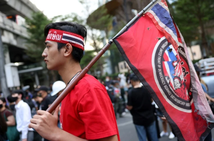 Un militant prodémocratie porte un drapeau lors de la manifestation antigouvernementale le 18 novembre à Bangkok
