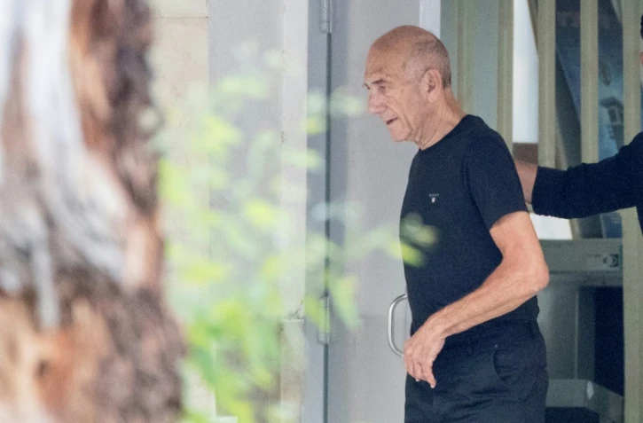 L'ancien Premier ministre israélien Ehud Olmert quitte la prison de Maasiyahu à Ramla, près de Tel-Aviv, le 2 juillet 2017