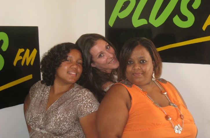 Johanne Vélia, à gauche, avec deux de ses invités, Angélique, professeur de zumba, au centre, et Anne-Sophie à droite