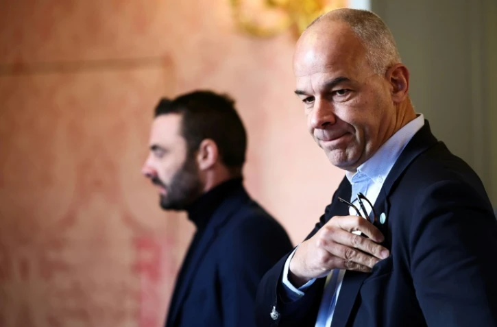 Le président de la Fédération nationale des syndicats d'exploitants agricoles (FNSEA) Arnaud Rousseau et le président du syndicat des Jeunes agriculteurs (JA) Pierrick Horel arrivent pour une réunion avec la ministre de l'Agriculture Annie Genevard à Paris, le 29 novembre 2024