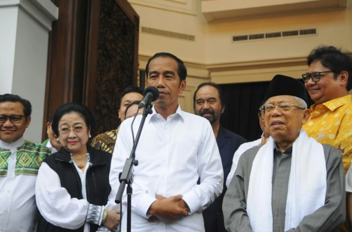 Le président indonésien Joko Widodo (C) et le candidat à la vice-présidence, le prédicateur conservateur Ma'ruf Amin (D) lors d'une conférence de presse à Jakarta le 18 avril 2019