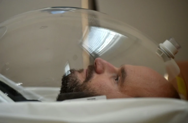 Depuis début septembre, cet homme n'a pas quitté son lit à la "clinique spatiale" du CNES à Toulouse.