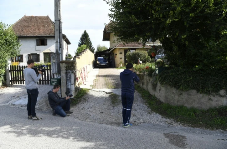 Des journalistes devant le domicile du suspect de l'enlèvement de la petite Maëlys, le 4 septembre 2017 à Domessin dans l'Isère