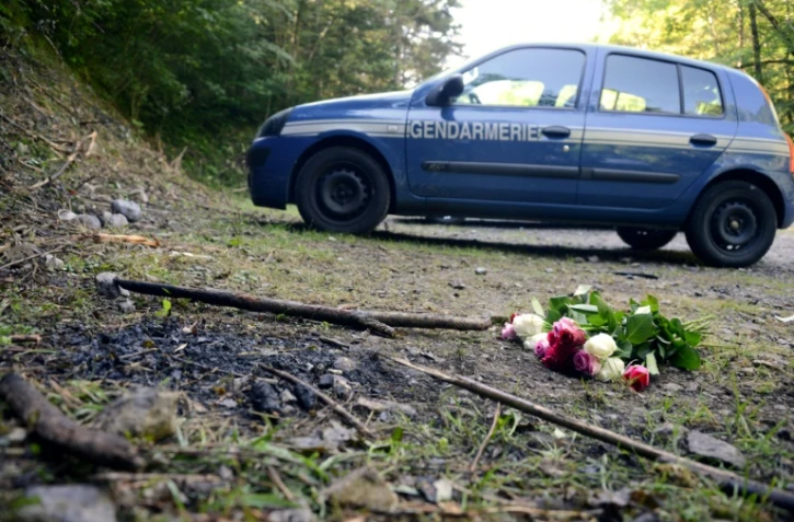 Un bouquet de fleurs en hommage aux victimes, sur le lieux de la tuerie de Chevaline, près d'Annecy (est de la France), où quatre personnes ont été tuées le 5 septembre 2012

