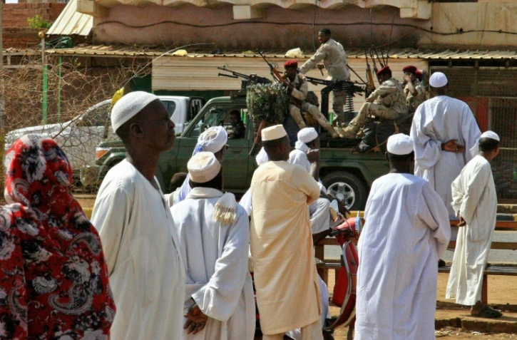Des membres des forces de sécurité soudanaises patrouillent dans la capitale Khartoum le 5 juin 2019, jour de la fête musulmane du Fitr, marquant la fin du mois du ramadan.