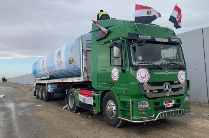 Un camion de carburant égyptien attend de pouvoir entrer dans la bande de Gaza, le 15 novembre 2023 au poste-frontière de Rafah