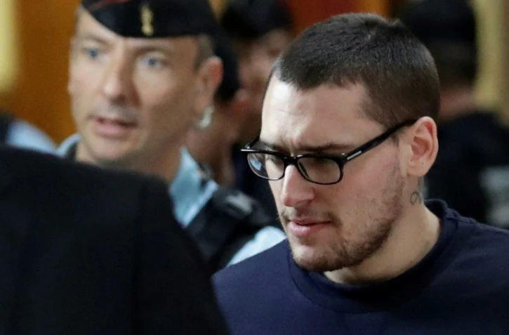 Samuel Dufour (C), un des trois skinheads impliqués dans la mort de Clément Méric, arrive au tribunal, le 4 septembre 2018 à Paris