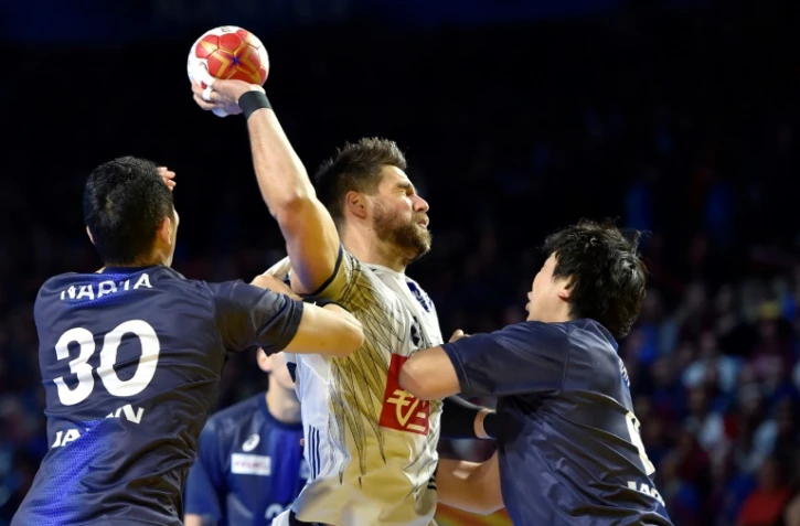 Le Français Luka Karabatic (c) face au Japon lors du Mondial, le 13 janvier 2017 à Nantes