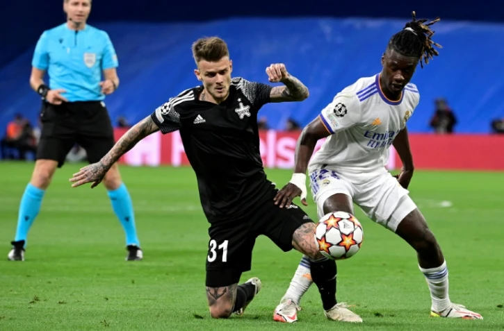 Le milieu de terrain luxembourgeois du Sheriff Tiraspol Sebastien Thill au duel avec le milieu français du Real Madrid Eduardo Camavinga (R) pendant le match de phase de poules de la Ligue des champions entre les deux équipes au stade Santiago Bernabeu à Madrid le 28 septembre 2021