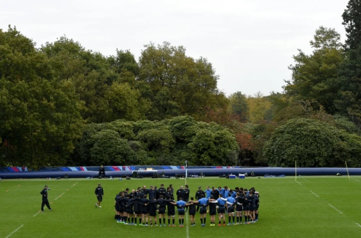 Les joueurs argentins écoutent leur sélectionneur avant une séance d'entraînement à Pennyhill Park à Bagshot, le 23 octobre 2015