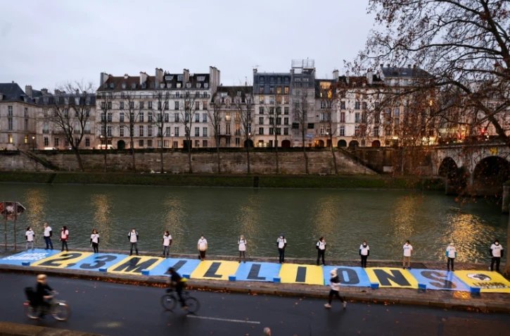 Action de militants écologistes près du Pont Marie à Paris, le 14 janvier 2021, avant l'audience au tribunal du procès intenté à l'Etat par plusieurs ONG ("L'Affaire du siècle")