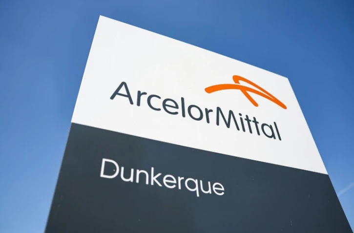 Le logo d'ArcelorMittal à l'entrée de son site de Dunkerque à Grande-Synthe, dans le Nord, le 1er mai 2025
