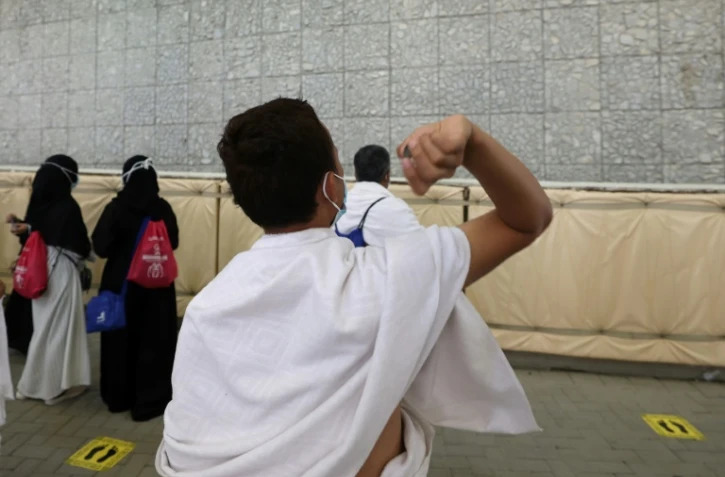 Des fidèles musulmans jettent des cailloux dans le cadre d'un rituel symbolique de lapidation de Satan, pendant le grand pèlerinage à Mina, près de la ville sainte de la Mecque en Arabie saoudite, le 20 juillet 2021