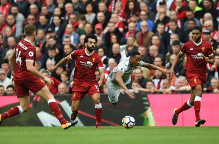 Duel entre les attaquants de Liverpool Mohamed Salah (g) et de Manchester United Anthony Martial, le 14 octobre 2017 à Anfield