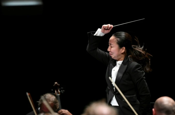 La cheffe d'orchestre japonaise Nodoka Okisawa à la direction du Deutsche Radio Philharmonie Saarbrücken Kaiserslautern, le 21 septembre 2019 à Besançon