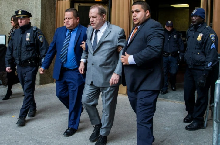 Le producteur déchu Harvey Weinstein (centre) à sa sortie d'un tribunal de Manhattan le 6 décembre 2019