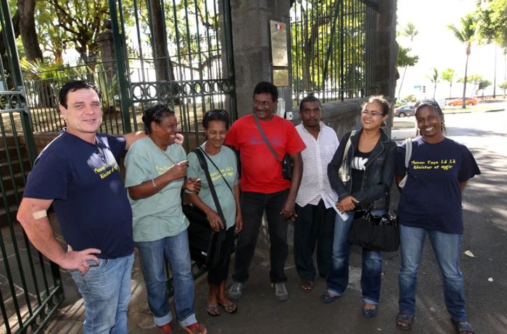 Lundi 25 juillet 2011 - Patrick Savatier (à gauche) et l'association "Papa momon lé la" reçus en préfecture par des membres du Cabinet de Benoist Apparu, secrétaire d'État au logement