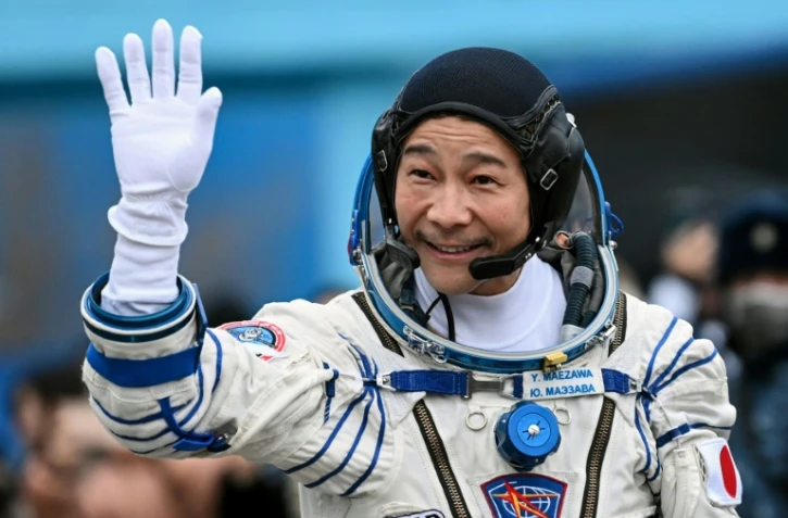Le milliardaire japonais Yusaku Maezawa effectue un salut, , le 8 décembre 2021 au cosmodrome de Baïkonour au Kazakhstan, avant d'embarquer à bord d'une fusée russe pour un séjour à bord de la Station spatiale internationale