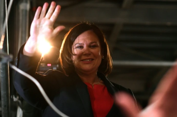 La dirigeante du Sinn Fein, Mary Lou McDonald, fait signe à ses supporters le 9 février 2020 à Dublin
