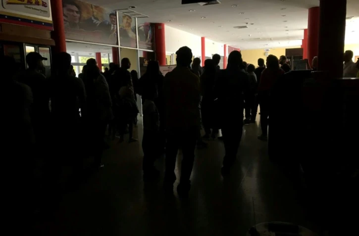Passagers à l'aéroport de Barquisimeto au Venezuela durant une panne d'électricité le 8 mars 2019