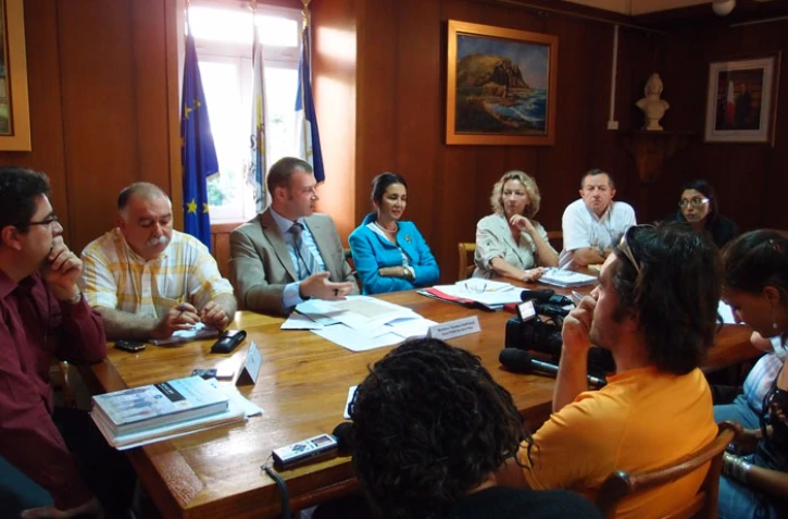 Lundi 25 juillet 2011 - Table ronde à la mairie de Saint-Paul sur le risque requins à La Réunion (photo Emilie Sorres)