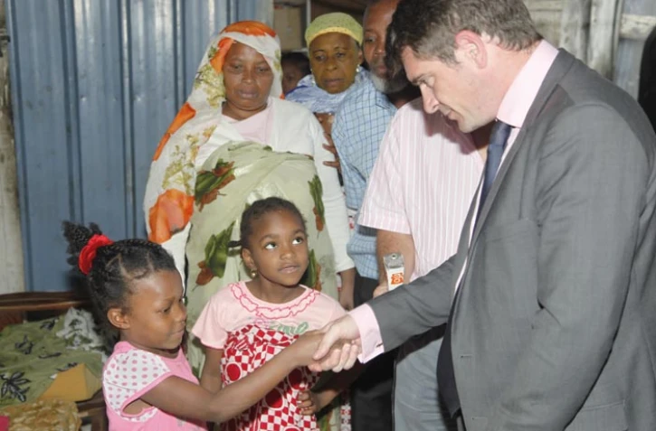 Mardi 26 juillet 2011 - Visite du secrétaire d'Etat au logement Benoist Apparu dans le bidonville de l'Oasis au Port.
(Photo Michel Désiré)