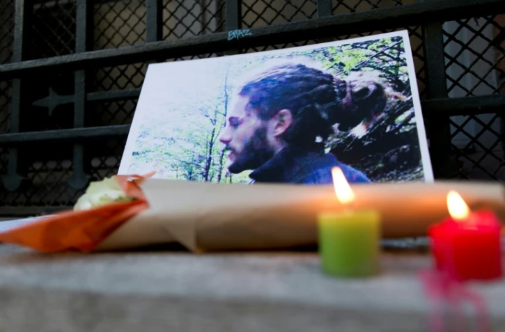 Des fleurs et des bougies devant une photo de Rémi Fraisse quelques jours après sa mort, le 6 novembre 2014 à Paris