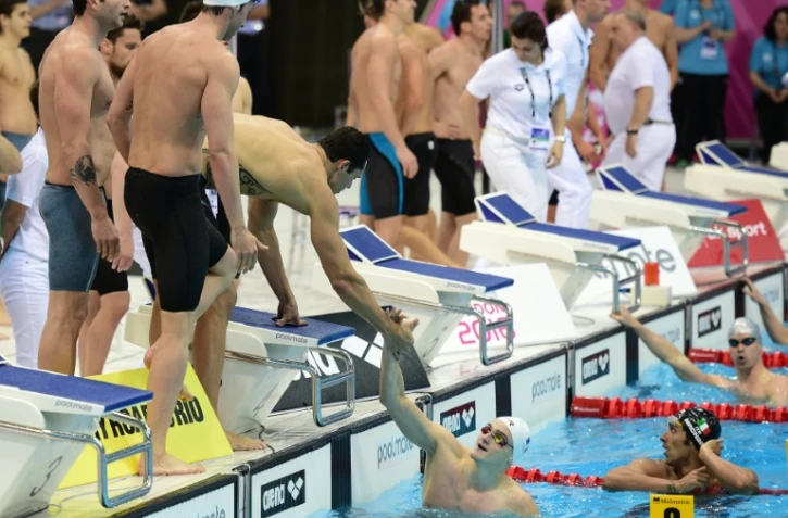 Clément Mignon est congratulé par Florent Manaudou et ses autres collègues vainqueurs du relais 4x100 m à l'Euro de Londres, le 16 mai 2016
