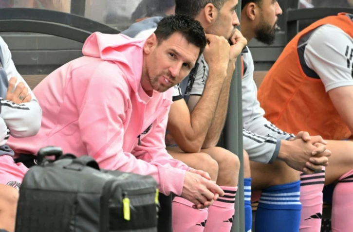 Lionel Messi (L), l'attaquant argentin de l'Inter Miami, assis sur le banc lors du match amical entre Hong Kong XI et l'US Inter Miami CF, le 4 février 2024 à Hong Kong