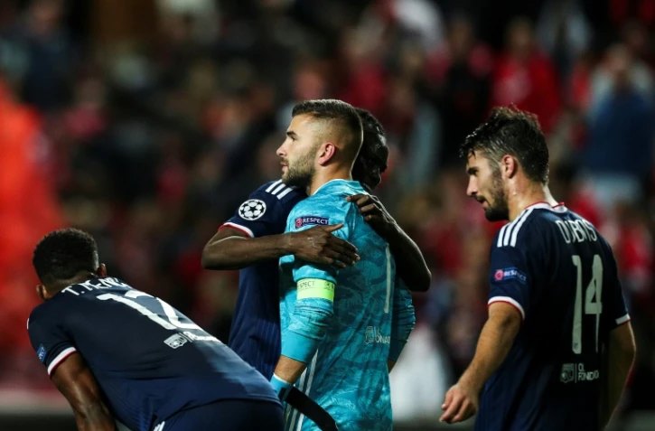Le gardien de Lyon Anthony Lopes reconforté par ses coéquipiers après sa grosse erreur contre Benfica, le 23 octobre 2019 à Lisbonne