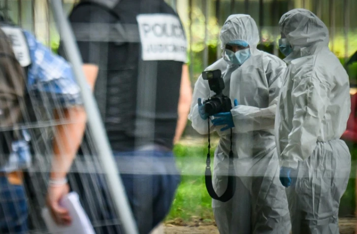 Des membres de la police scientifique recherchent des indices après qu'un jeune homme a été abattu par balle dans le quartier de la Bottière à Nantes, le 4 juin 2026 en Loire-Atlatnique