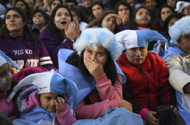 Des supportrices argentines regardent le match contre la Croatie sur un écran géant, le 21 juin 2018 à Buenos Aires