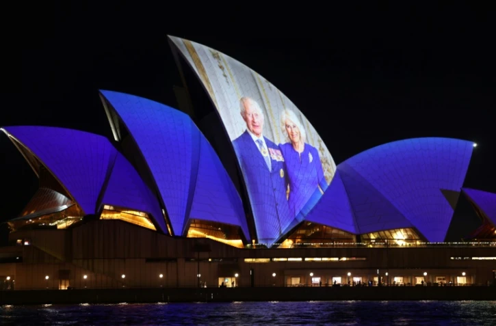 Un portrait du roi Charles III et de la reine Camilla projecté sur la façade de l'Opéra de Sydney, le 18 octobre 2024 en Australie