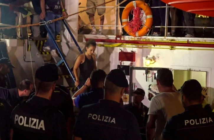 Carola Rackete, la capitaine allemande du navire humanitaire Sea-Watch, est arrêtée par la police italienne dans la nuit du 28 au 29 juin dans le port italien de Lampedusa, en Sicile.