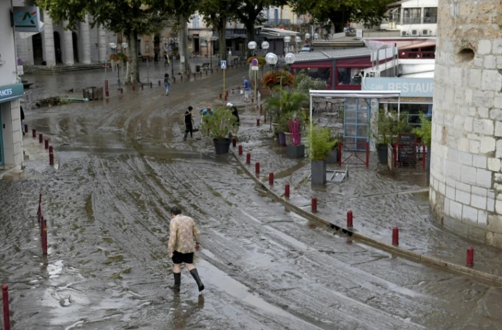 Un homme marche dans une rue d'Anduze (Gard) recouverte de boue après avoir été innondée par la rivière Gardon, en raison des pluies diluviennes qui se sont abattues sur la région, le 19 septembre 2020
