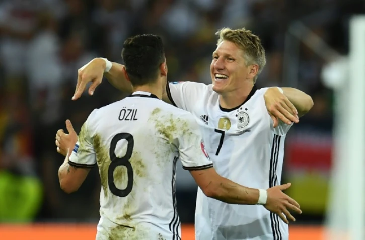 Le milieu de terrain allemand Bastian Schweinsteiger (d) auteur du 2e but face Ă l'Ukraine, remercie son passeur Mesut Ăzil, le 12 juin 2016 Ă Lille