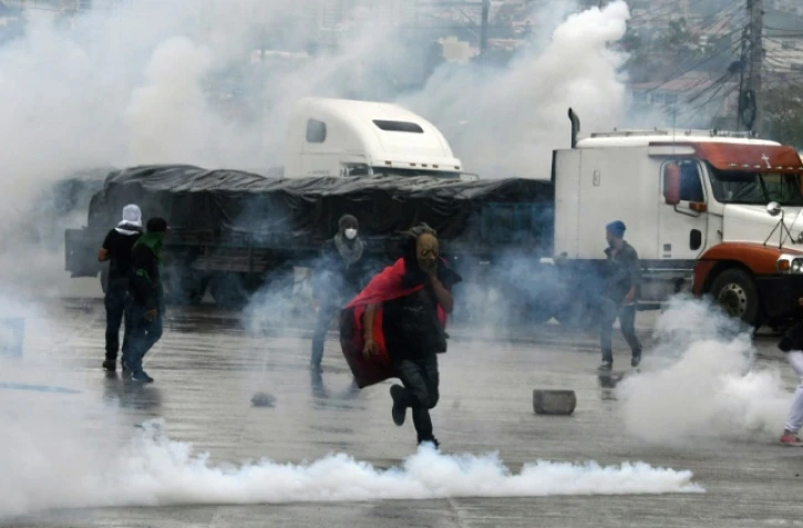 Un manifestant court au milieu de gaz lacrymogènes à Tegucigalpa, le 18 décembre 2017